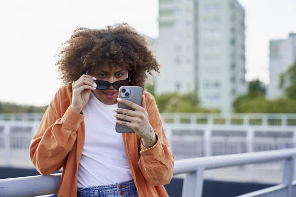 Mujer Negra Con Gafas Sol Mirando Teléfono Móvil — Foto de Stock