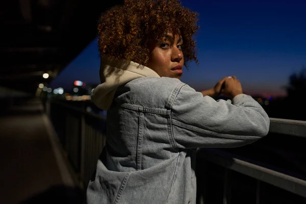 Mujer Negra Pie Puente Por Noche Mirando Cámara —  Fotos de Stock