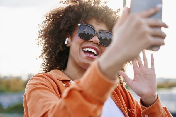 Черная Женщина Солнечных Очках Смотрит Свой Мобильный Телефон — стоковое фото