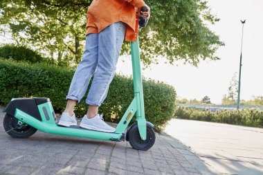 Mobilete binen tanınmayan kişinin alt kısmı