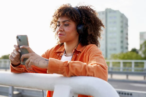 Черная Женщина Наушниках Телефоне Стоя Мосту — стоковое фото