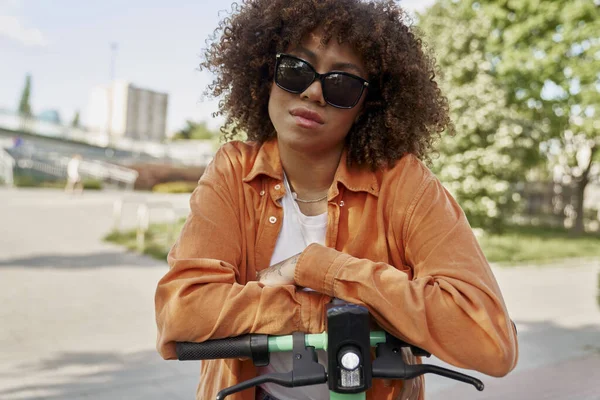 Front View Black Woman Sunglasses Riding Electric Scooter — Stock Photo, Image