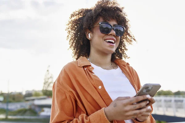 Czarna Kobieta Okularach Przeciwsłonecznych Patrząc Telefon Komórkowy — Zdjęcie stockowe