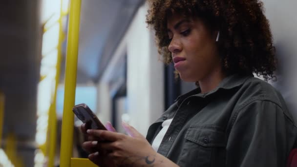 Młoda Afro Kobieta Podróżująca Metrem Przeglądająca Telefon Komórkowy Nakręcony Aparatem — Wideo stockowe