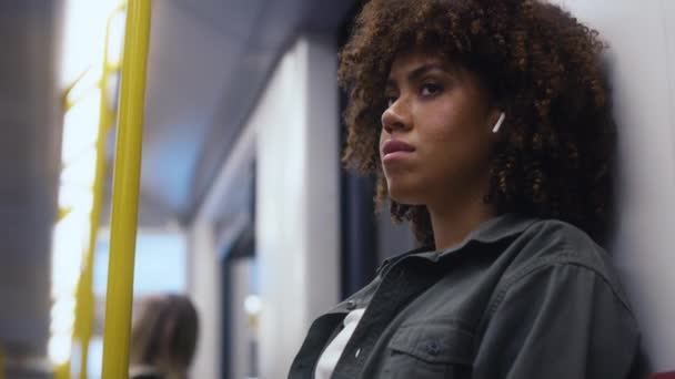 年轻的非洲女人乘地铁旅行 带着耳机放松 用8K的红色氦相机拍摄 — 图库视频影像