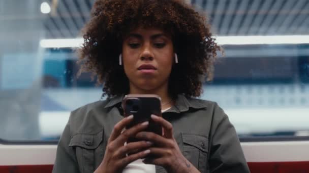 Jovem Afro Viajando Metro Com Telefone Celular Deixando Veículo Tiro — Vídeo de Stock