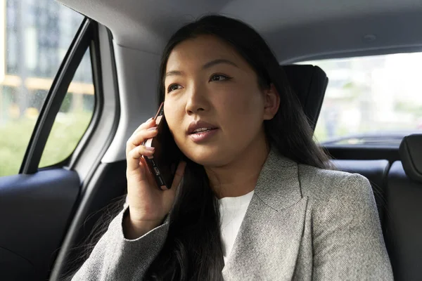 Zakelijk Chinese Vrouw Rijden Een Taxi Het Maken Van Een — Stockfoto
