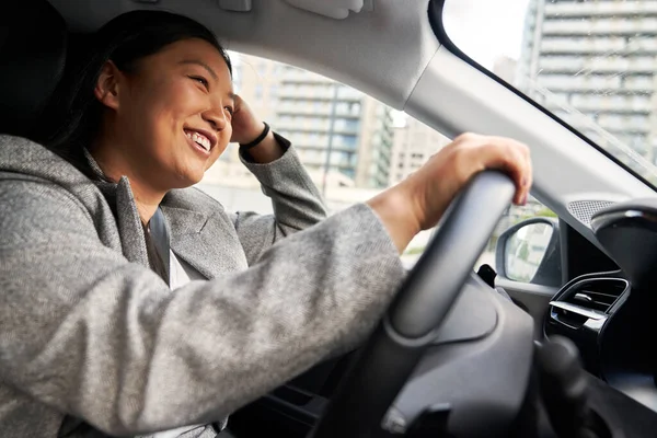 Chinês Mulher Dirigindo Carro Com Sorriso — Fotografia de Stock