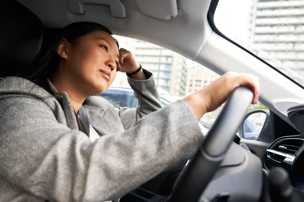 Pensive Chinese Vrouw Rijden Een Auto — Stockfoto