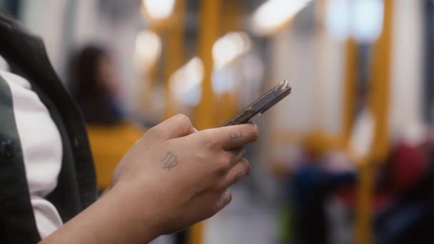 Zbliżenie Nierozpoznawalnej Kobiety Podróżującej Metrem Przeglądającej Telefon Komórkowy Nakręcony Aparatem — Wideo stockowe