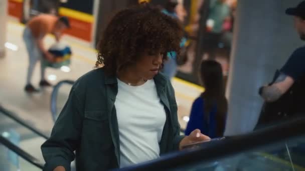 Genç Siyahi Kadın Metro Tünelinde Yürüyen Merdivende Ilerliyor Kırmızı Helyum — Stok video