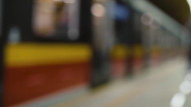 Yer altından geçişin bulanık arka planı. 8K 'da kırmızı helyum kamerayla çekildi.. 