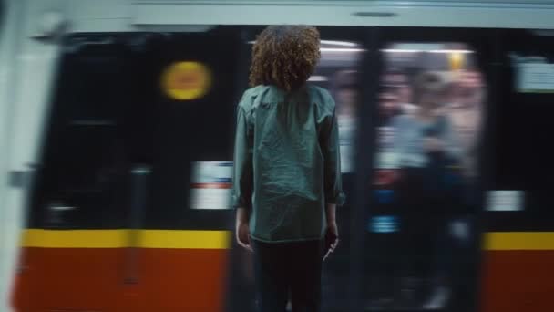 Vista Posterior Joven Afro Mujer Punto Llegar Metro Fotografía Con — Vídeo de stock