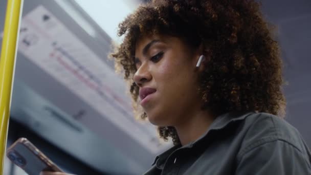 Nízký Úhel Pohledu Mladou Afro Ženu Která Cestuje Podzemí Mobilním — Stock video