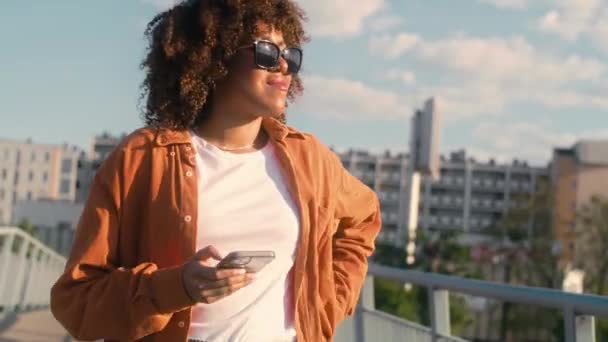 Schwarze Frau Die Über Die Brücke Geht Und Auf Ihr — Stockvideo