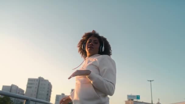 Черная Женщина Танцует Мосту Смотрит Камеру Съемка Красной Гелиевой Камерой — стоковое видео