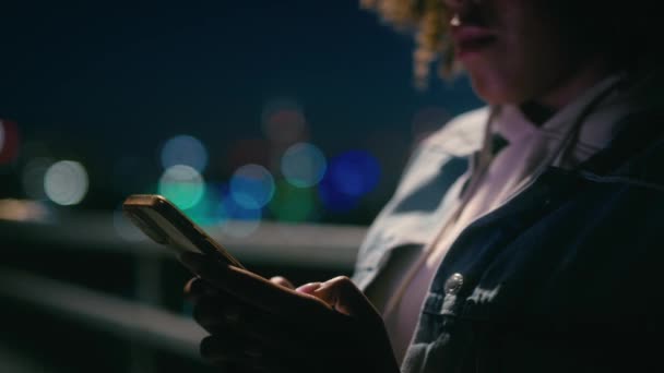 Szczegóły Czarnej Kobiety Stojącej Moście Nocy Przeglądającej Jej Telefon Komórkowy — Wideo stockowe
