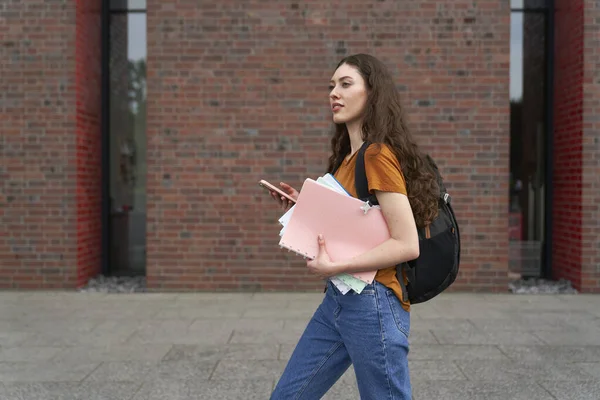 Studentessa Caucasica Che Cammina Attraverso Campus Universitario Con Libro Telefono — Foto Stock