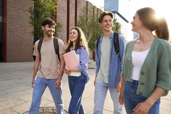 Ομάδα Καυκάσιων Φοιτητών Που Περπατούν Στην Πανεπιστημιούπολη — Φωτογραφία Αρχείου