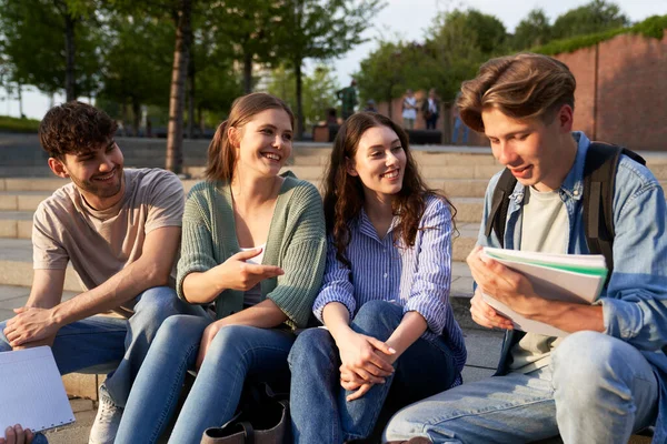 Ομάδα Καυκάσιων Φοιτητών Που Κάθονται Έξω Από Την Πανεπιστημιούπολη — Φωτογραφία Αρχείου