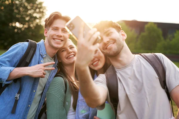 Kafkasyalı Bir Grup Öğrenci Üniversite Kampüsünün Dışında Selfie Çekiyor — Stok fotoğraf
