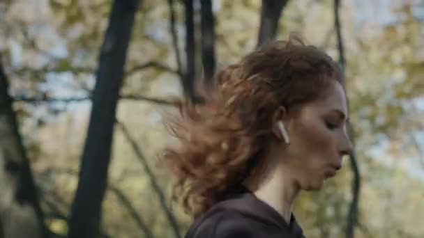 Mujer Caucásica Corriendo Parque Otoño Con Auriculares Las Orejas Fotografía — Vídeo de stock
