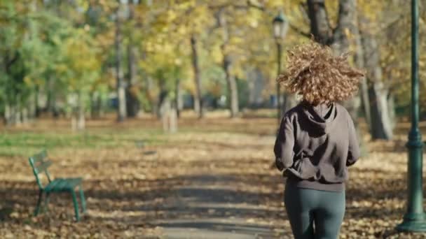 Vista Trasera Mujer Pelirroja Corriendo Parque Otoño Fotografía Con Cámara — Vídeos de Stock