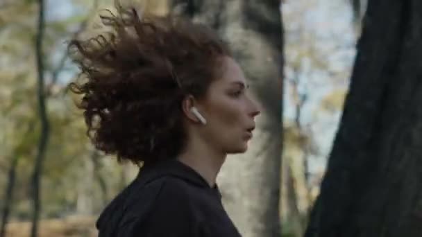 Blanke Gember Vrouw Joggen Het Park Herfst Opgenomen Met Red — Stockvideo