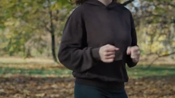 Incline Mulher Gengibre Caucasiana Correndo Parque Outono Tiro Com Câmera — Vídeo de Stock