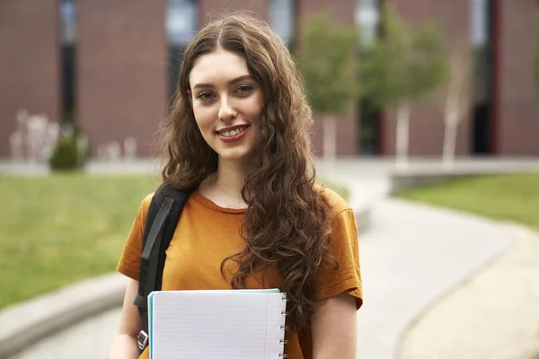 Πορτρέτο Του Καυκάσιου Φοιτητή Που Στέκεται Έξω Από Την Πανεπιστημιούπολη — Φωτογραφία Αρχείου