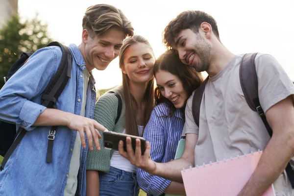Üniversite Öğrencileri Dışarıda Duruyor Cep Telefonlarına Bakıyorlar — Stok fotoğraf
