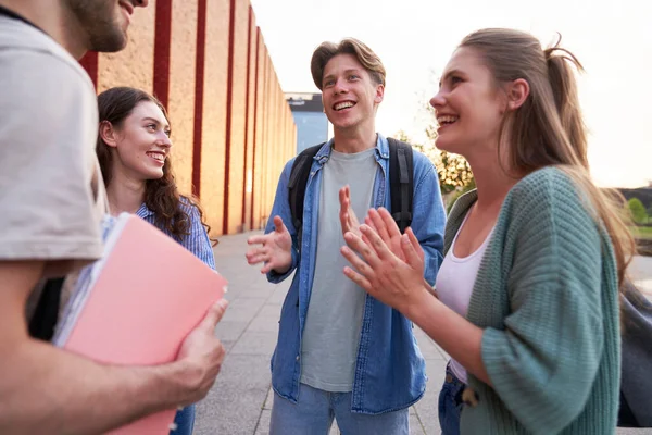 Bir Grup Beyaz Öğrenci Üniversite Kampüsünde Durmuş Sohbet Ediyorlar — Stok fotoğraf