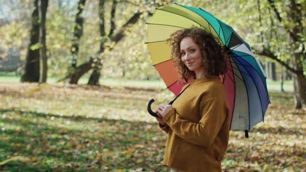 Portrait Femme Caucasienne Avec Parapluie Coloré Debout Dans Parc Tourné — Video