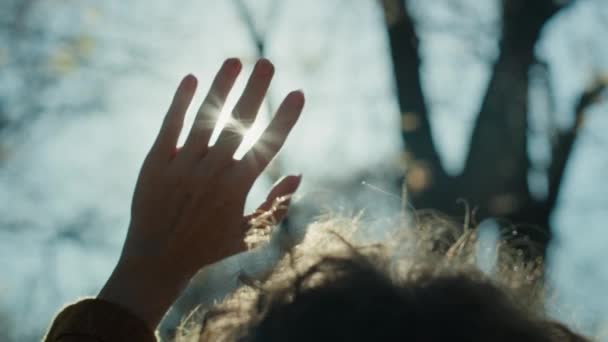 Крупный План Женщины Поднятой Рукой Смотрящей Солнце Съемка Красной Гелиевой — стоковое видео