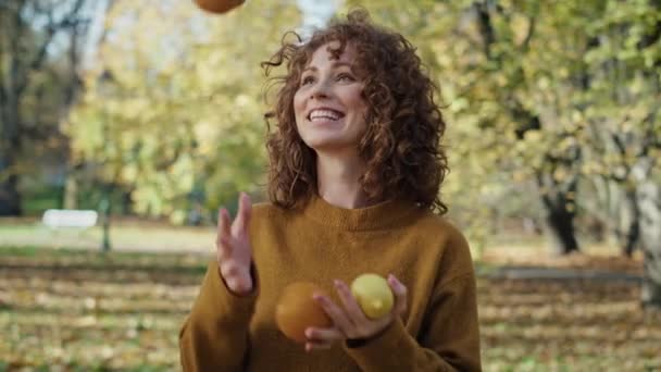 Белая Женщина Апельсинами Лимоном Осеннем Парке Съемка Красной Гелиевой Камерой — стоковое видео