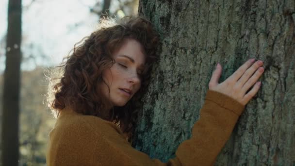 森の中の木に結びつく白人の成人女性 8Kでレッドヘリウムカメラで撮影 — ストック動画