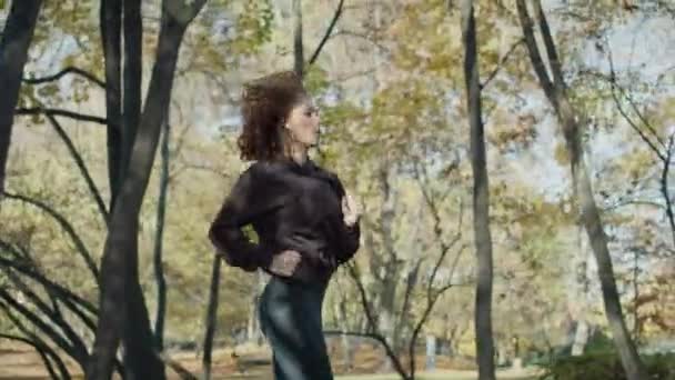 Sonbaharda Parkta Koşan Kafkasyalı Kızıl Kadın Kırmızı Helyum Kamerayla Çekildi — Stok video