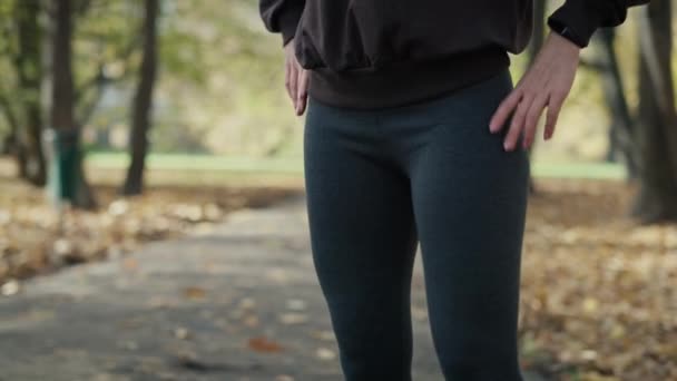 Mulher Gengibre Aquecendo Começar Correr Parque Outono Tiro Com Câmera — Vídeo de Stock
