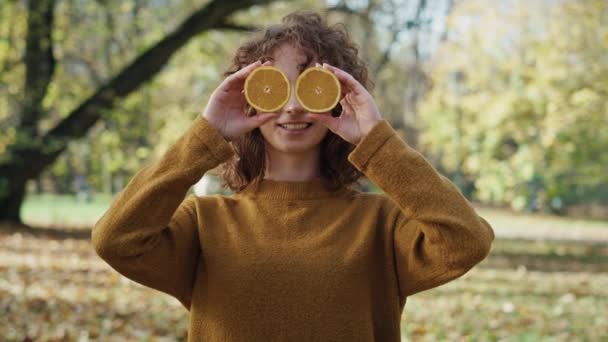 Белая Женщина Держит Руках Апельсины Закрывает Глаза Осеннем Парке Съемка — стоковое видео