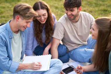 Bir grup Kafkas öğrenci üniversite kampüsünün dışında okuyorlar. 