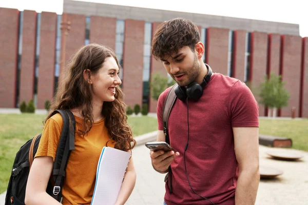 Два Студенти Переглядають Телефон Поруч Університетським Містечком — стокове фото