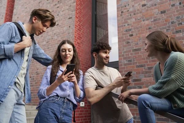 Group Students Browsing Phone Next University Campus — Stock Photo, Image