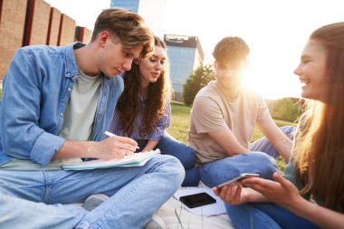 Kafkas öğrencilerden oluşan bir grup üniversite kampüsü dışında birlikte okuyorlar. 