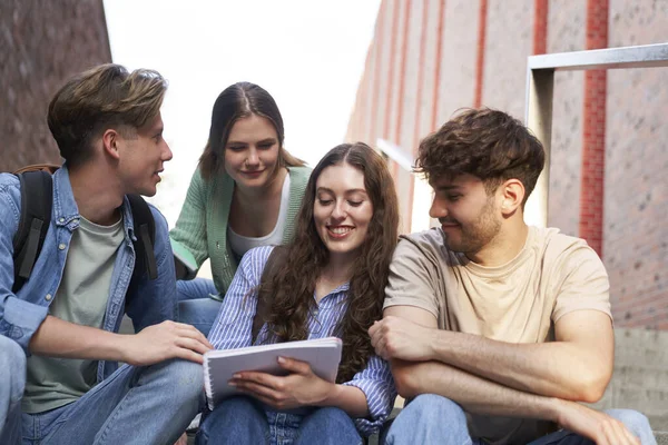 Grupo Estudantes Caucasianos Que Estudam Fora Campus Universitário — Fotografia de Stock