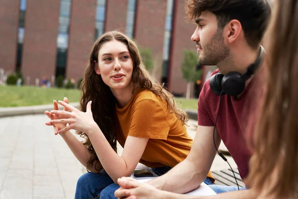 Bir Grup Beyaz Öğrenci Üniversite Kampüsünün Yanında Sohbet Ediyor — Stok fotoğraf