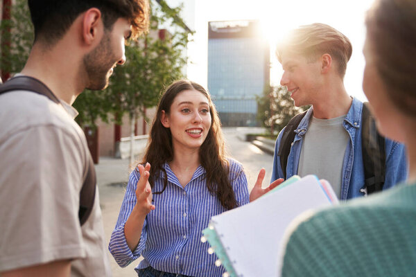 Группа кавказских студентов, обучающихся за пределами университетского городка 