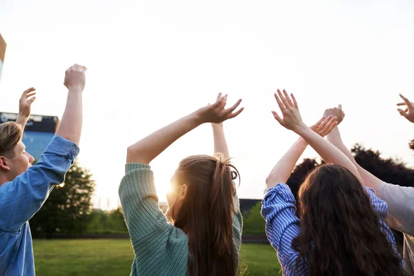 Elleri Havada Bir Grup Gencin Arka Plan Görüntüsü — Stok fotoğraf