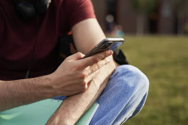 Kampüste Otururken Tanımlanamayan Öğrenci Telefonu — Stok fotoğraf