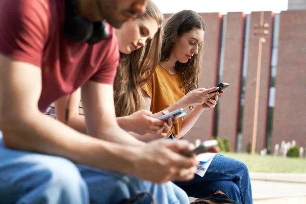 Universitetsstudenter Bläddrar Telefoner Bredvid Universitetets Campusbyggnad — Stockfoto