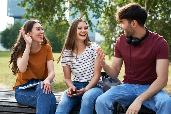 Ομάδα Τριών Καυκάσιων Φοιτητών Διασκεδάζουν Έξω Από Την Πανεπιστημιούπολη — Φωτογραφία Αρχείου